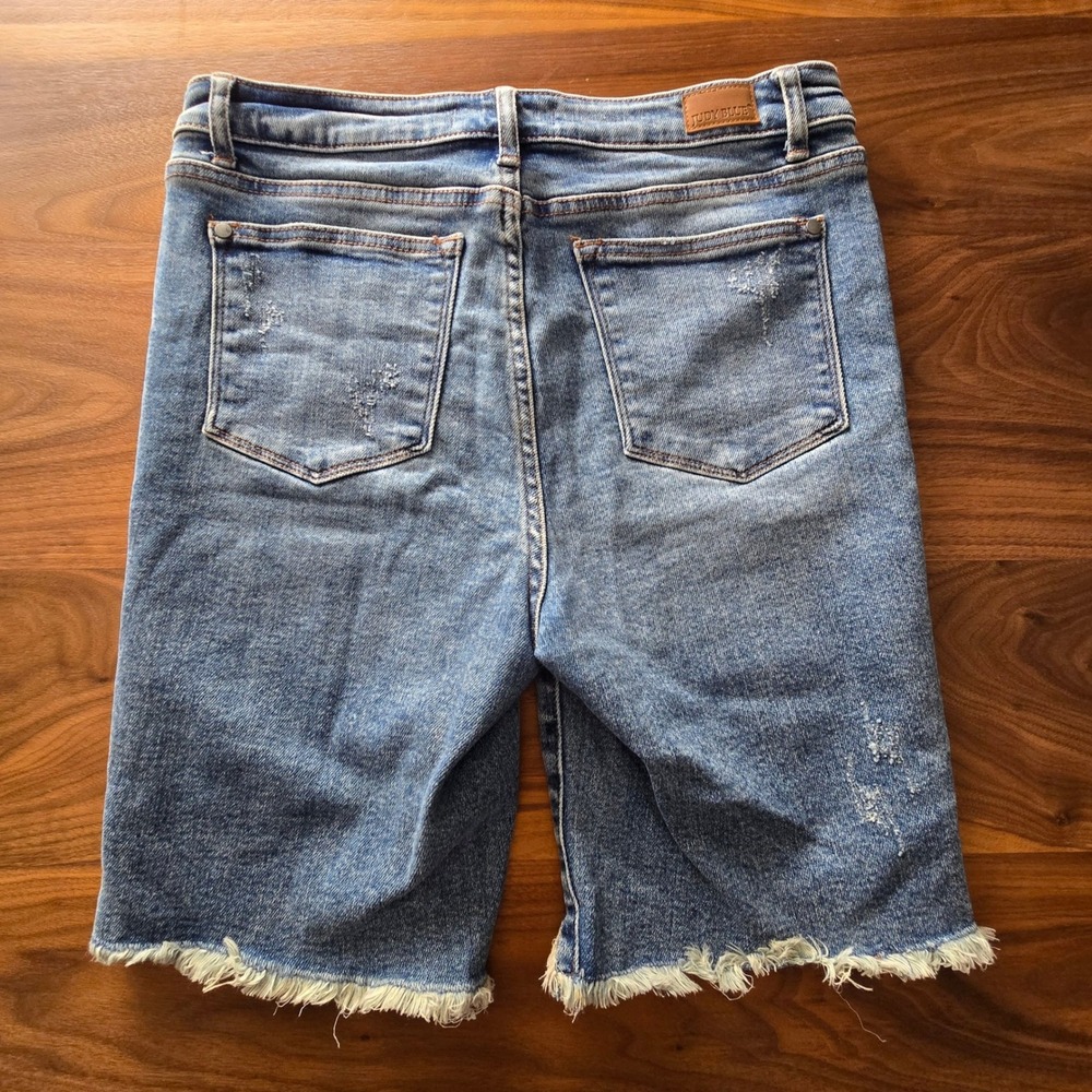 Judy Blue Distressed Bermuda Denim Shorts Large 31 Medium Wash High Rise Frayed - Picture 2 of 10